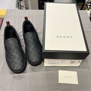 8.5 men. Gucci supreme GG.